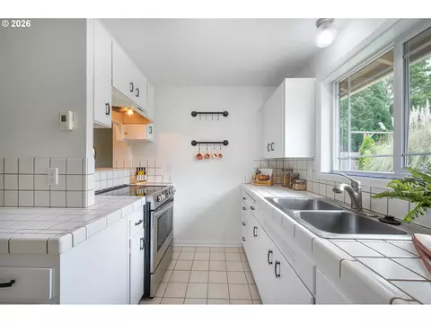 820 E 35th Ave, Eugene, OR 97405 photo 11