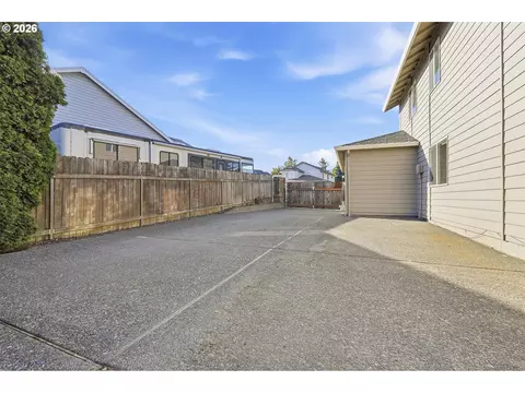Exterior - 2704 SW Giese Loop, Gresham, OR 97080 photo 10 of 11