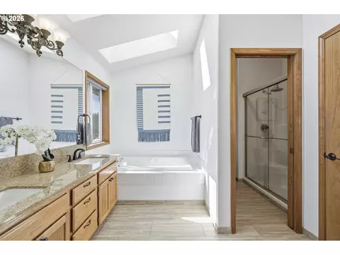 Bath - 2704 SW Giese Loop, Gresham, OR 97080 photo 2 of 4
