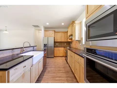 Kitchen - 11855 SE Jed Ct, Sandy, OR 97055 photo 3 of 4