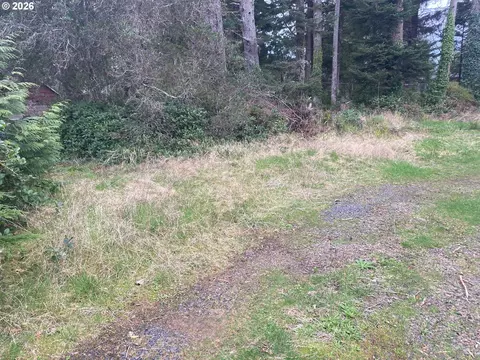 2300 Rhododendron Ave, Gleneden Beach, OR 97388