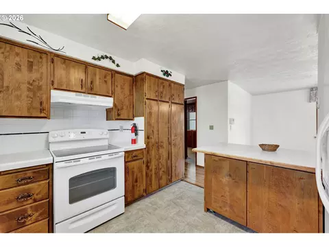 Kitchen - 1425 Taney St, Eugene, OR 97402 photo 6 of 6
