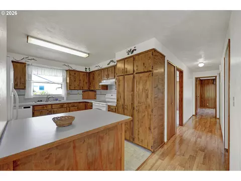 Kitchen - 1425 Taney St, Eugene, OR 97402 photo 2 of 6