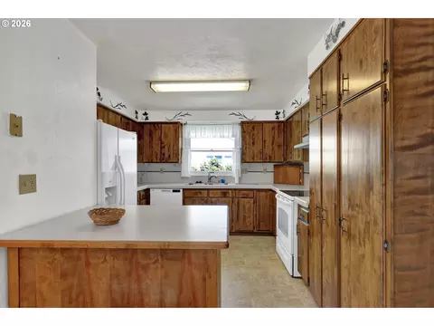 Kitchen - 1425 Taney St, Eugene, OR 97402 photo 4 of 6