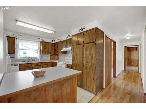 Kitchen - 1425 Taney St, Eugene, OR 97402 photo 3 of 6