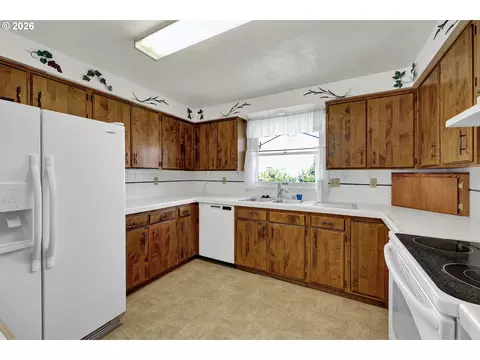 Kitchen - 1425 Taney St, Eugene, OR 97402 photo 5 of 6