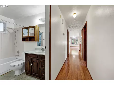 Entry Way - 1425 Taney St, Eugene, OR 97402 photo 2 of 2