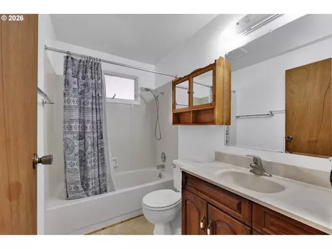 Bath - 1425 Taney St, Eugene, OR 97402 photo 1 of 1