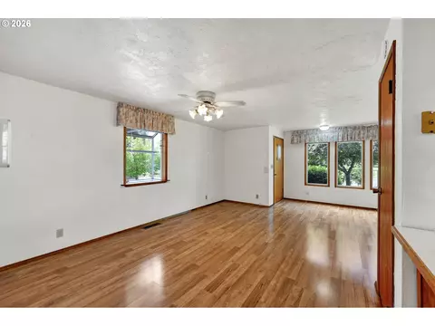 Living - 1425 Taney St, Eugene, OR 97402 photo 5 of 5