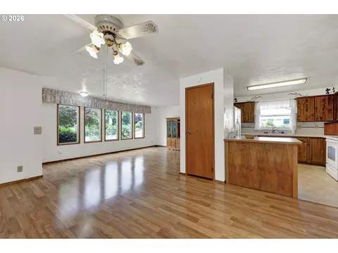 Living - 1425 Taney St, Eugene, OR 97402 photo 2 of 5