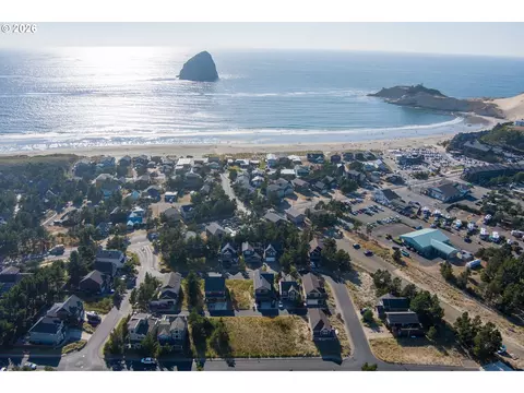 dory pointe loop, Pacific City, OR 97135