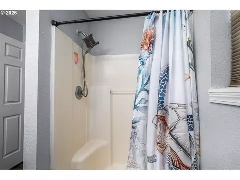 Bath - 91051 Leashore Dr, Vida, OR 97488 photo 5 of 5