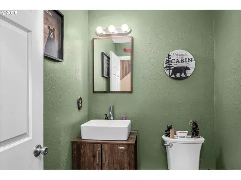 Bath - 91051 Leashore Dr, Vida, OR 97488 photo 1 of 5