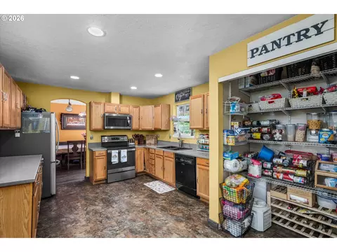 Kitchen - 91051 Leashore Dr, Vida, OR 97488 photo 2 of 3