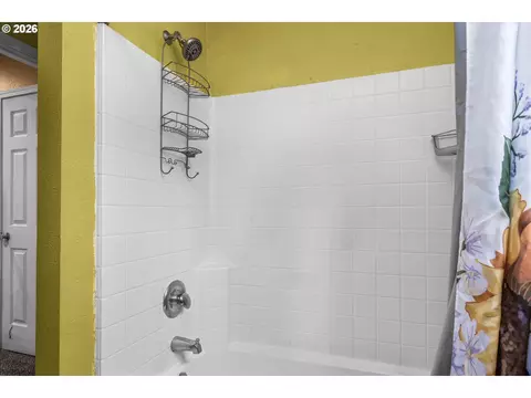 Bath - 91051 Leashore Dr, Vida, OR 97488 photo 4 of 5