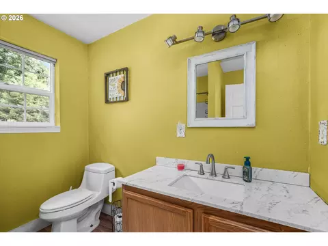 Bath - 91051 Leashore Dr, Vida, OR 97488 photo 3 of 5