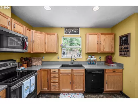 Kitchen - 91051 Leashore Dr, Vida, OR 97488 photo 3 of 3