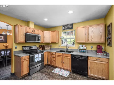 Kitchen - 91051 Leashore Dr, Vida, OR 97488 photo 1 of 3
