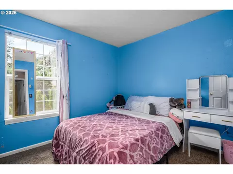 Bedroom - 91051 Leashore Dr, Vida, OR 97488 photo 5 of 5