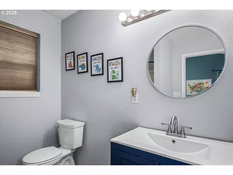 Bath - 91051 Leashore Dr, Vida, OR 97488 photo 2 of 5