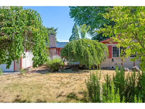 Exterior - 2215 Princeton Dr, Eugene, OR 97405 photo 4 of 13