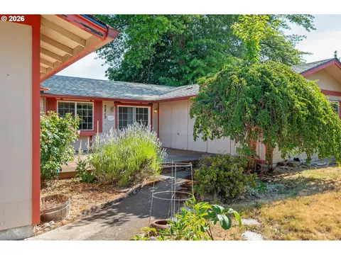 Exterior - 2215 Princeton Dr, Eugene, OR 97405 photo 5 of 13