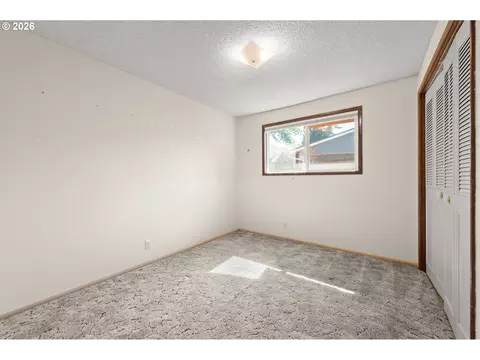 Bedroom - 2215 Princeton Dr, Eugene, OR 97405 photo 3 of 8