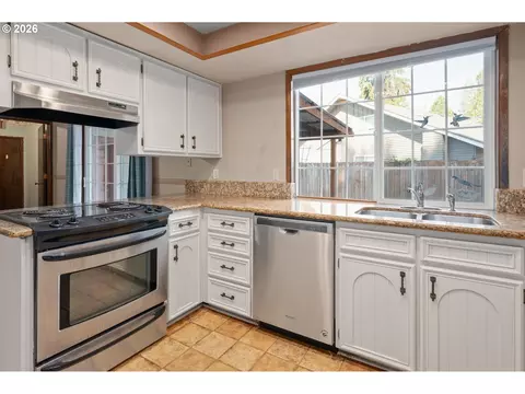 Kitchen - 2215 Princeton Dr, Eugene, OR 97405 photo 4 of 6