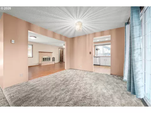 Living - 2215 Princeton Dr, Eugene, OR 97405 photo 7 of 11