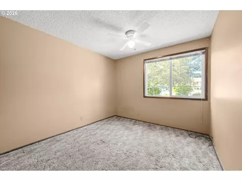 Bedroom - 2215 Princeton Dr, Eugene, OR 97405 photo 5 of 8