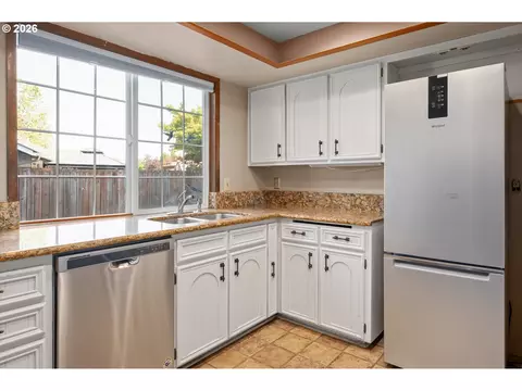 Kitchen - 2215 Princeton Dr, Eugene, OR 97405 photo 3 of 6