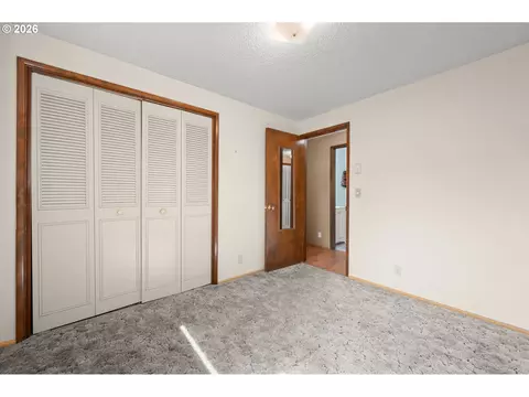 Bedroom - 2215 Princeton Dr, Eugene, OR 97405 photo 4 of 8