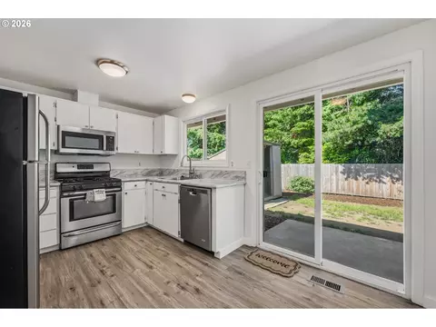 Kitchen - 3003 NE Hale Ave, Gresham, OR 97030 photo 5 of 5