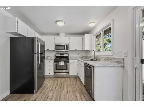 Kitchen - 3003 NE Hale Ave, Gresham, OR 97030 photo 4 of 5