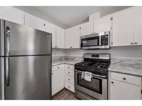 Kitchen - 3003 NE Hale Ave, Gresham, OR 97030 photo 3 of 5