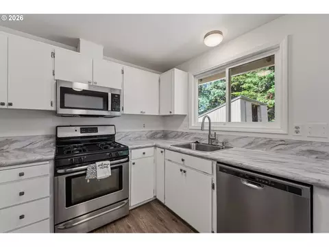 Kitchen - 3003 NE Hale Ave, Gresham, OR 97030 photo 2 of 5