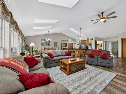 Living - 12345 S Fox Rd, Molalla, OR 97038 photo 2 of 5