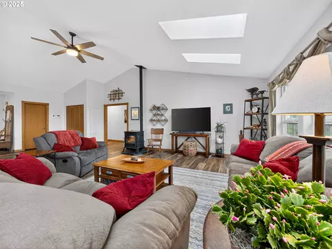 Living - 12345 S Fox Rd, Molalla, OR 97038 photo 3 of 5