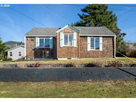 138 N Dolphin St, Rockaway Beach, OR 97136