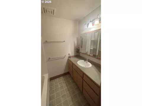 Bath - 86635 Pine Grove Rd, Eugene, OR 97402 photo 1 of 6