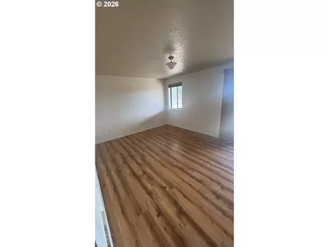 Living - 86635 Pine Grove Rd, Eugene, OR 97402 photo 5 of 6