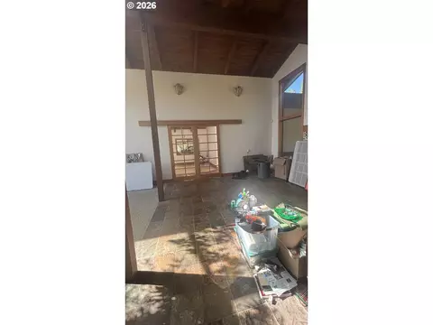 Living - 86635 Pine Grove Rd, Eugene, OR 97402 photo 1 of 6
