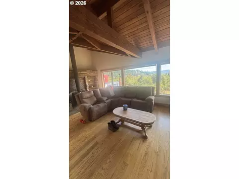 Living - 86635 Pine Grove Rd, Eugene, OR 97402 photo 2 of 6