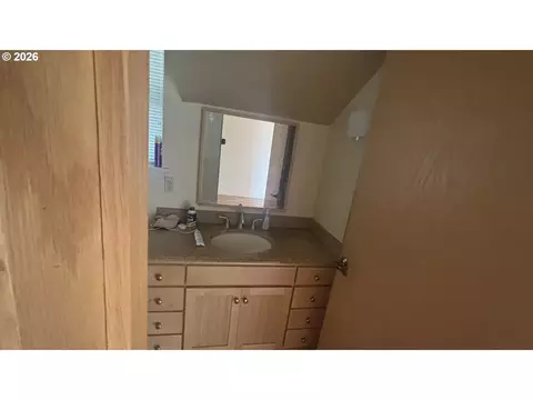 Bath - 86635 Pine Grove Rd, Eugene, OR 97402 photo 6 of 6