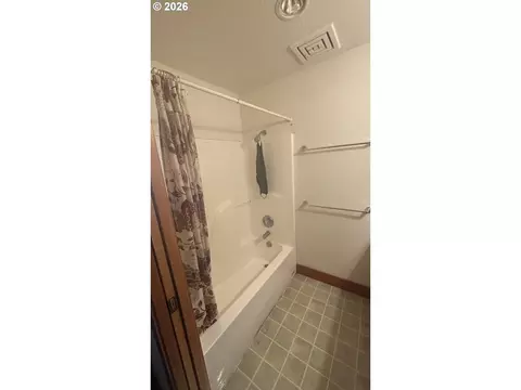 Bath - 86635 Pine Grove Rd, Eugene, OR 97402 photo 2 of 6