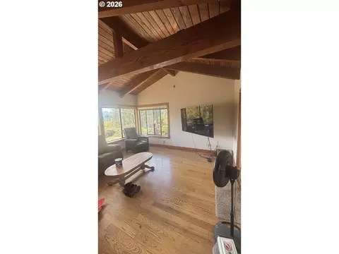 Living - 86635 Pine Grove Rd, Eugene, OR 97402 photo 3 of 6