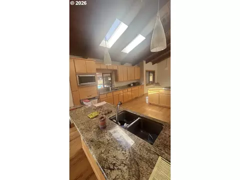 Kitchen - 86635 Pine Grove Rd, Eugene, OR 97402 photo 4 of 5