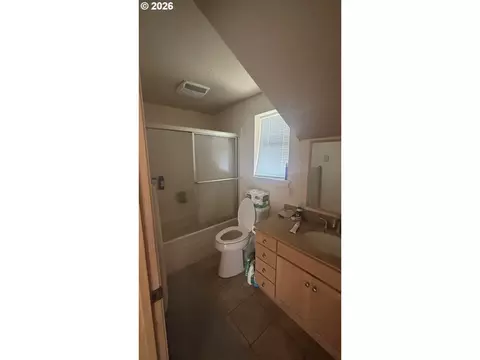 Bath - 86635 Pine Grove Rd, Eugene, OR 97402 photo 5 of 6