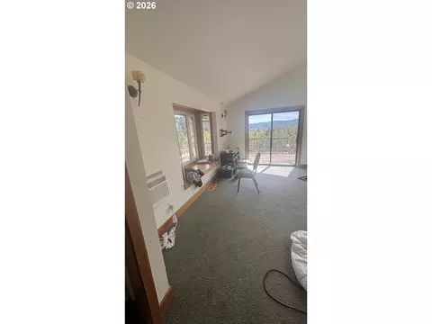 Living - 86635 Pine Grove Rd, Eugene, OR 97402 photo 4 of 6