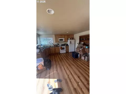 Kitchen - 86635 Pine Grove Rd, Eugene, OR 97402 photo 2 of 5